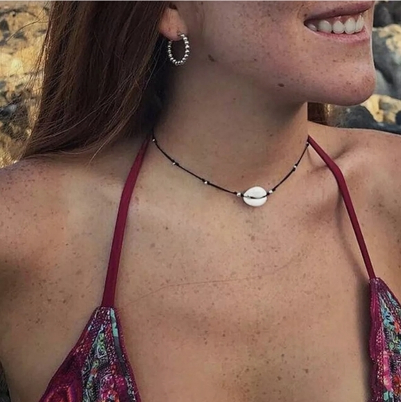 Jewelry - Cowrie shells 🐚 adjustable choker necklace